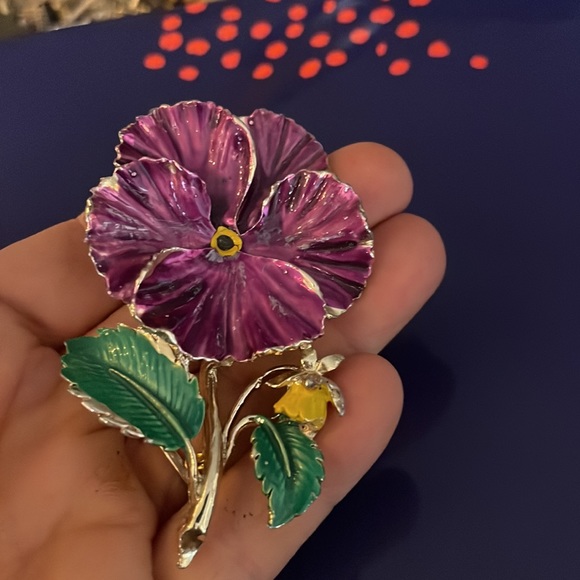 VINTAGE EXQUISITE Birthday Flowers Series 1950s Vintage Large Pansy Brooch. - Picture 2 of 8